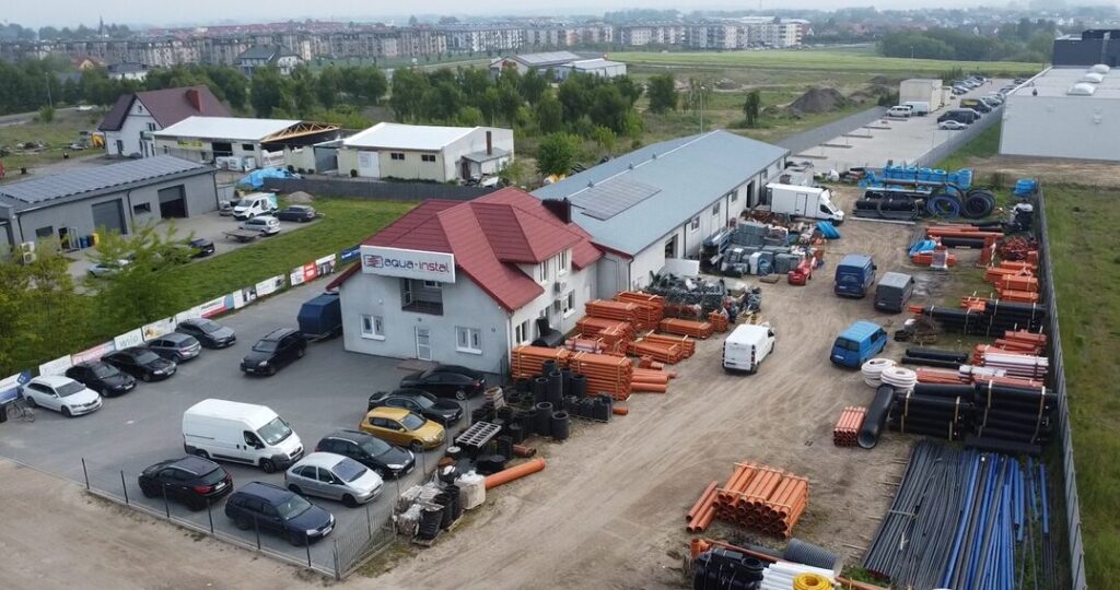 Widok z góry na hurtownię Aqua-Instal i skład materiałów instalacyjnych.